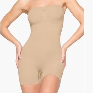 NEW SKIMS  clay seamless sculpt strapless Shorty bodysuit new in pkg/no box